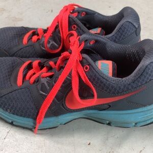 NIKE RELENTLESS 2 Women’s sneakers. 9.5 🩵